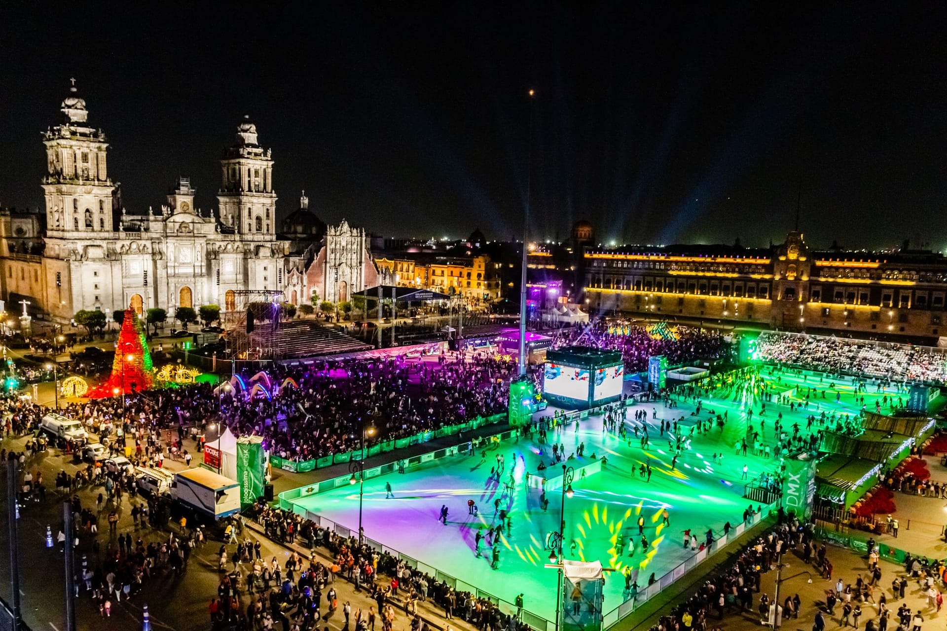 Duże syntetyczne lodowisko w Mexico City nocą – widok z lotu ptaka