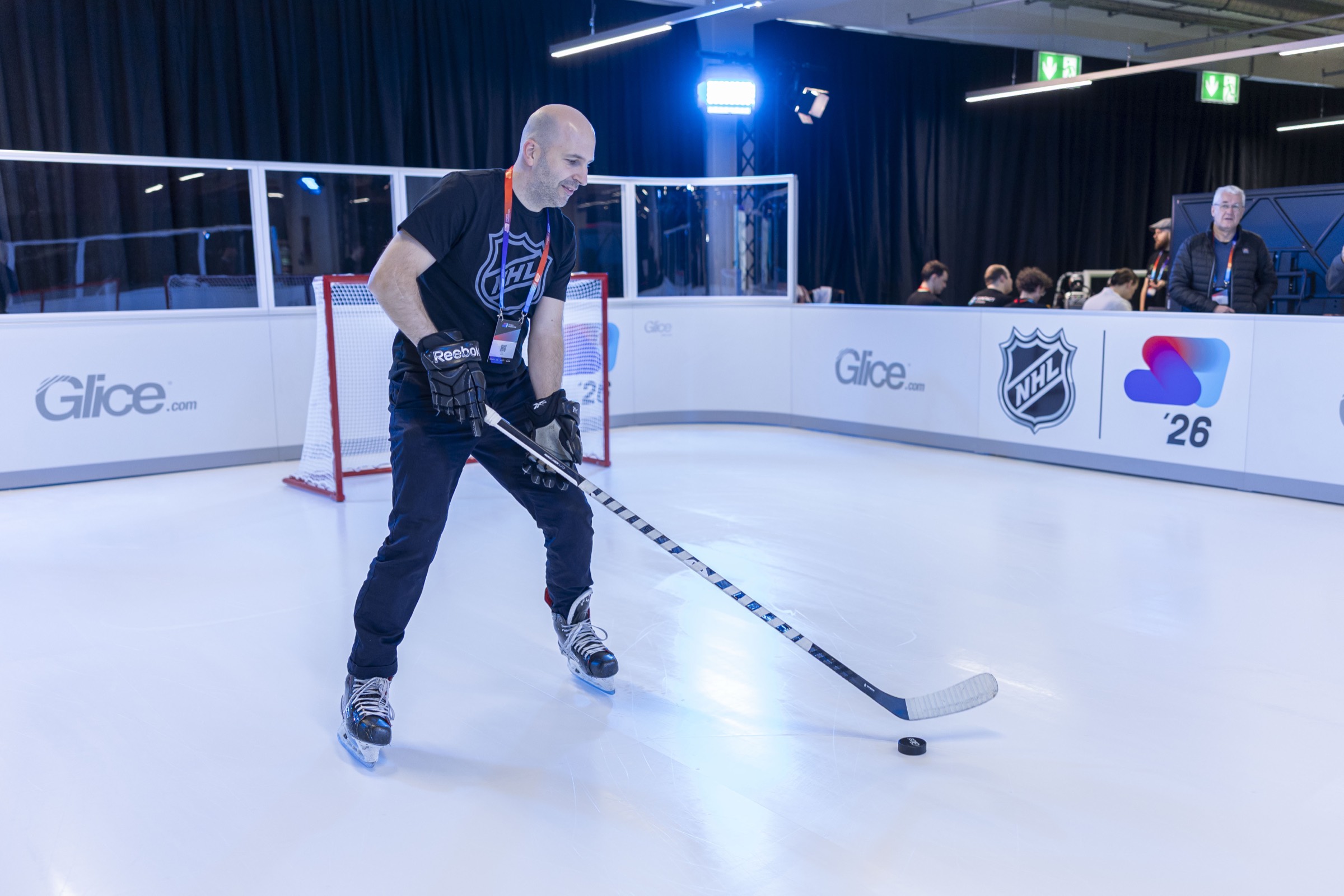 Puckkontrolltrening på Glices syntetiske isbane på Sports Innovation Conference 2026