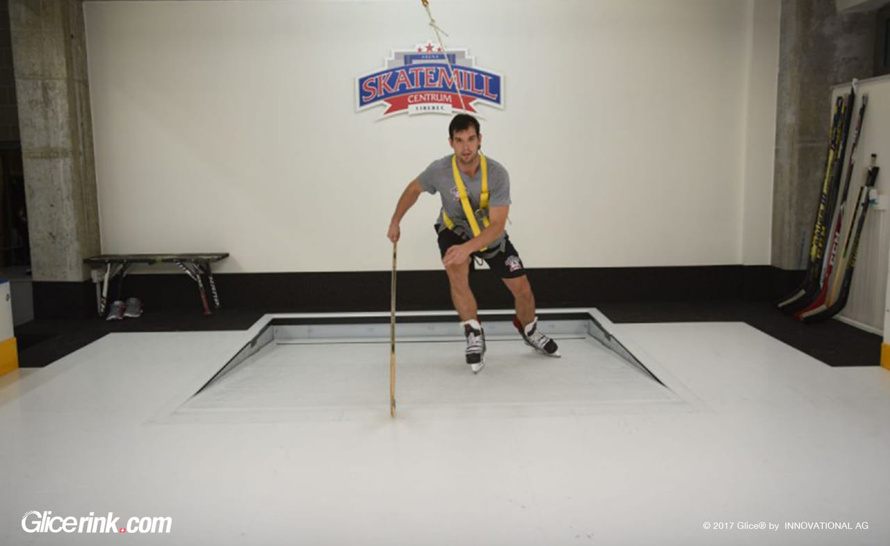 Hockey player in harness skating at Skatemill Centrum