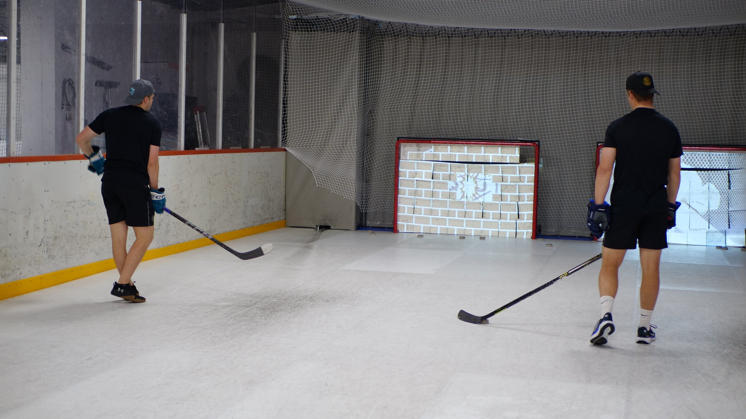 Hokeiści trenujący na lodowisku Nordic Hockey Center