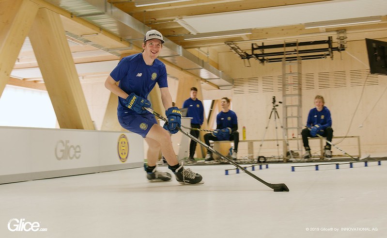 Hokeiści na lodzie trenujący na Glice w HC Davos Hockey Elite Center