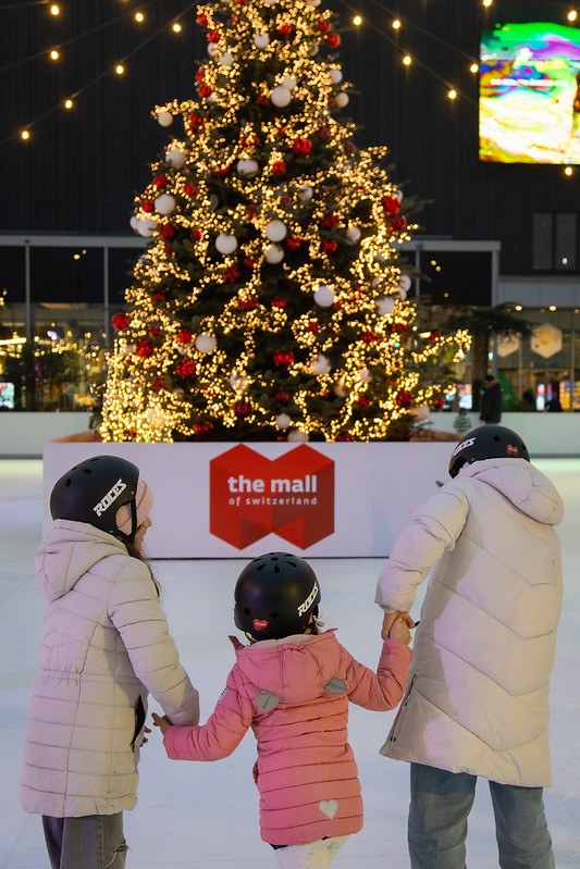 Dzieci w kaskach na lodowisku Glice przed choinką Bożego Narodzenia w Mall of Switzerland