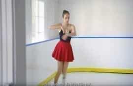 Mujer patinando sobre hielo