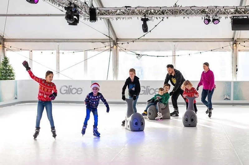 Famille patinant sur glace synthétique