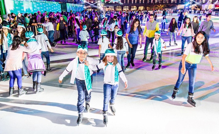 Kinderen die schaatsen op synthetisch ijs