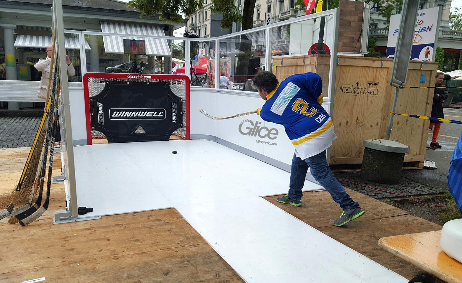 Un garçon essaie notre station de slapshot