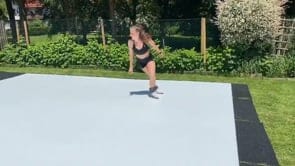 Bayrischer Eiskunstlauf-Champion Jessi trainiert zu Hause auf synthetischem Eis von Glice