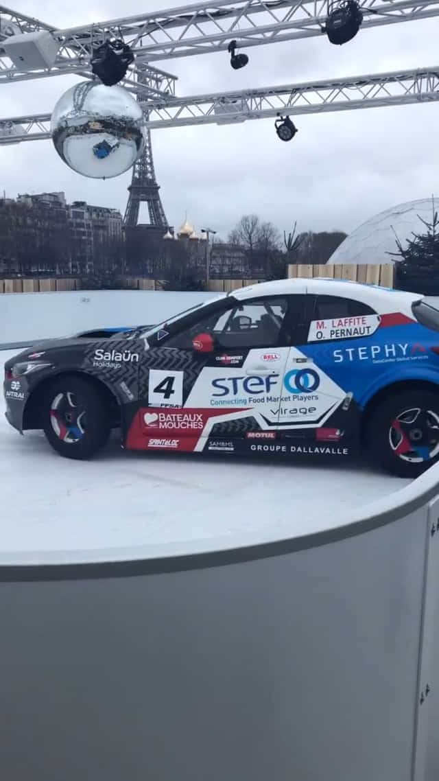 Eis Skid Testing: berühmte französische Rennfahrer driften auf Glice® Kunsteisbahn in Paris