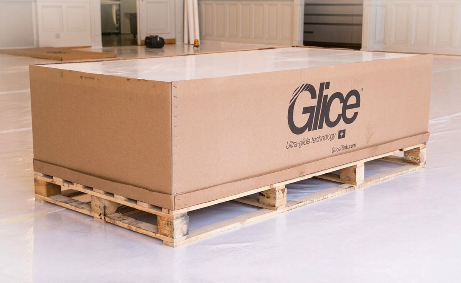 Box containing Glice ice panels