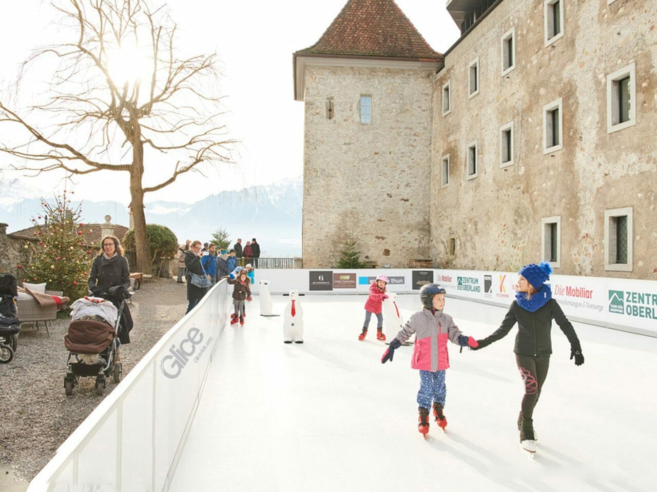 Pattinaggio natalizio davanti a un castello