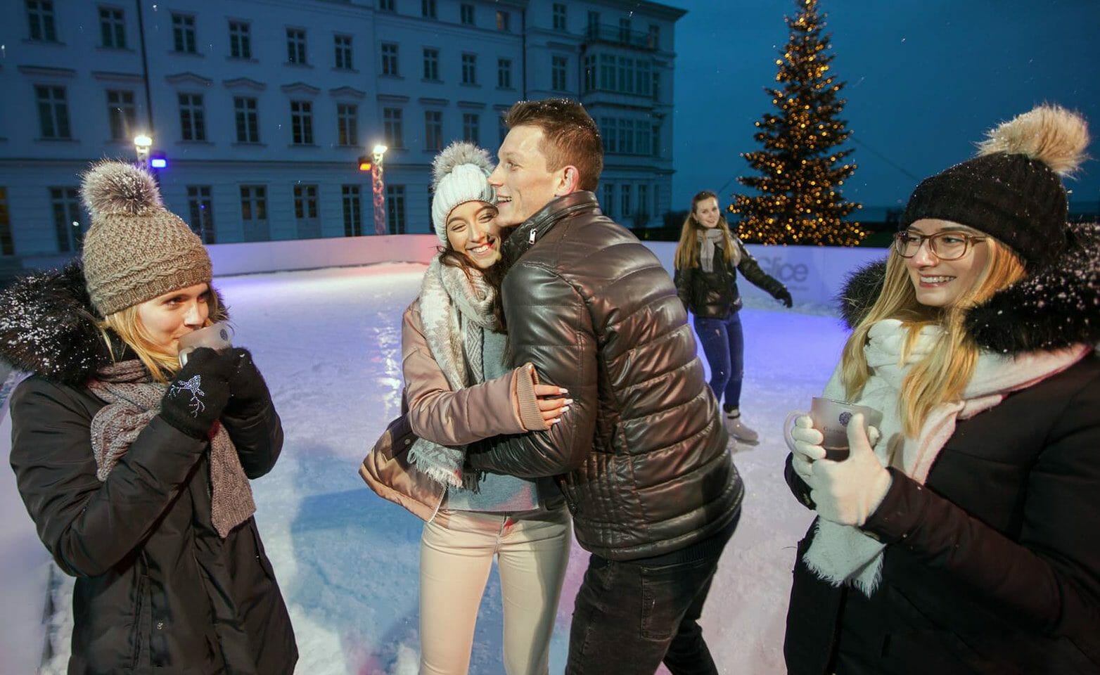 Pár korcsolyázik a Glice műjégpályán a Grand Hotel Heiligendamm mellett