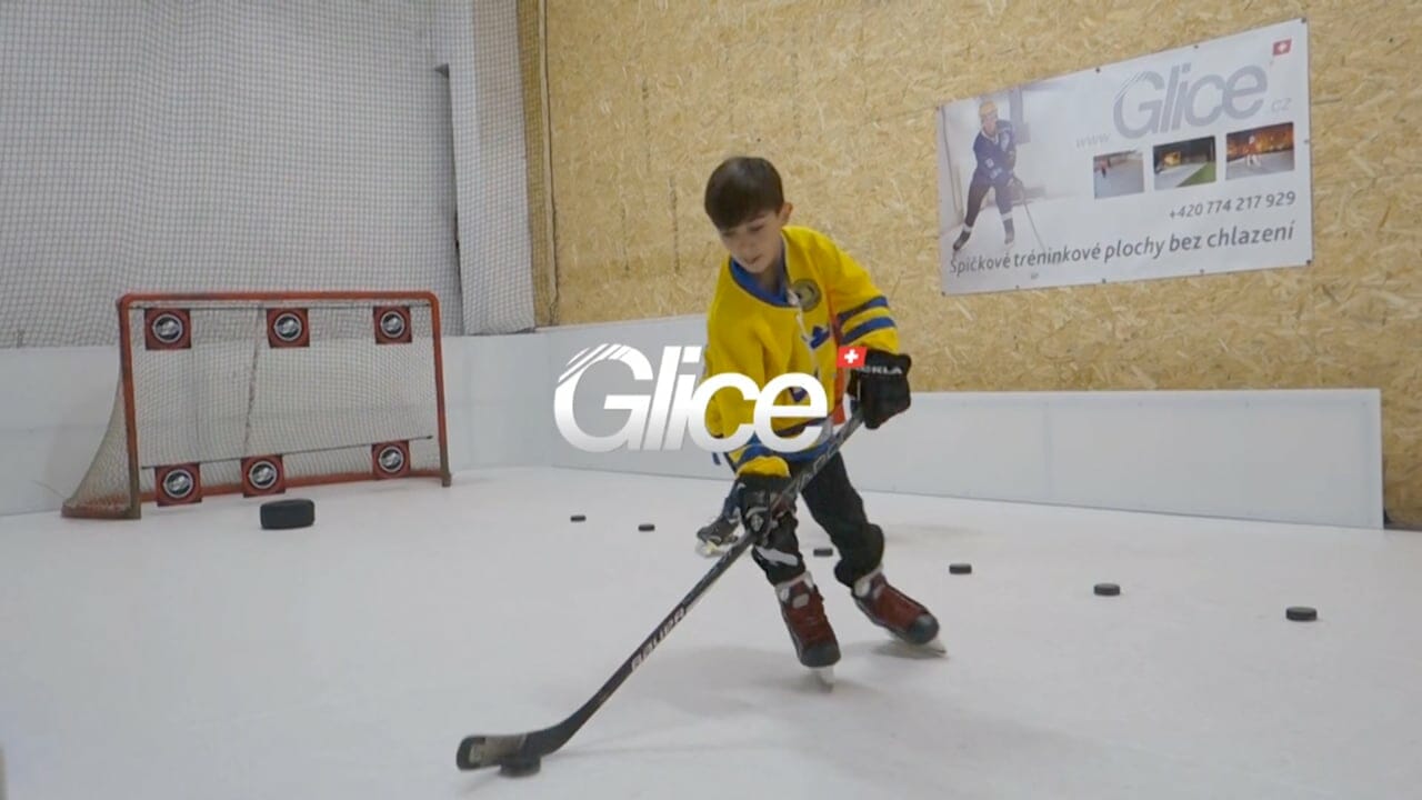 Eishockey Training auf Glice® synthetischer Eisbahn in der tschechischen DoToHo Arena