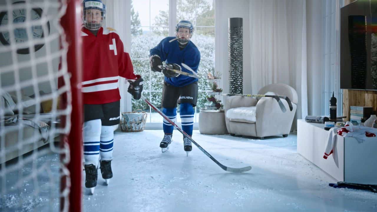 Eishockey im Wohnzimmer – Glice synthetisches Kunsteis in Schweizer Werbefilm