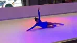 Eiskunstläuferin Patricia Kühne performt auf Glice® synthetischer Eisbahn am Flughafen Dresden