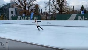 Eiskunstläufer/innen üben ihre Figuren und Sprünge auf unserem synthetischen Eis so gut wie überall