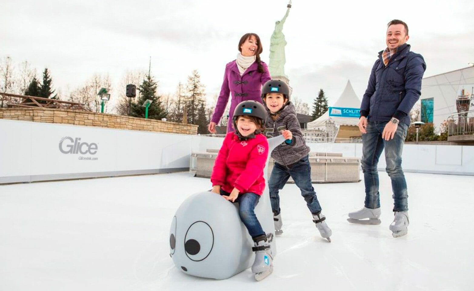 Familie patinează pe pista Glice în parcul de distracții din Austria