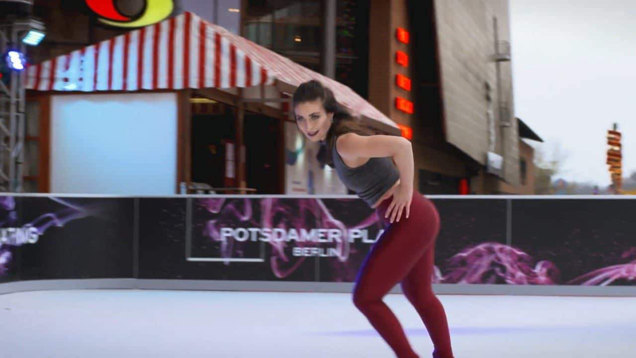 Eiskunstlaufathletin Patricia Kühne performt auf Glice® synthetischer Eisbahn am Potsdamer Platz in Berlin