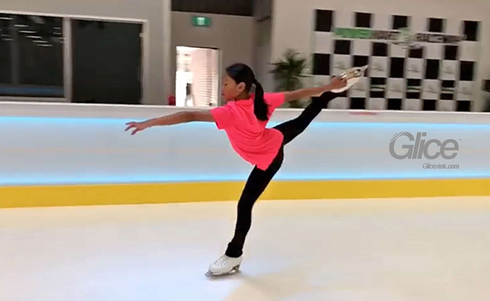 Artistik patinajcı yapay buz üzerinde antrenman yapıyor