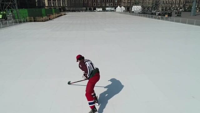 Premiers pas sur la plus grande patinoire du monde à Zócalo à Mexico !
