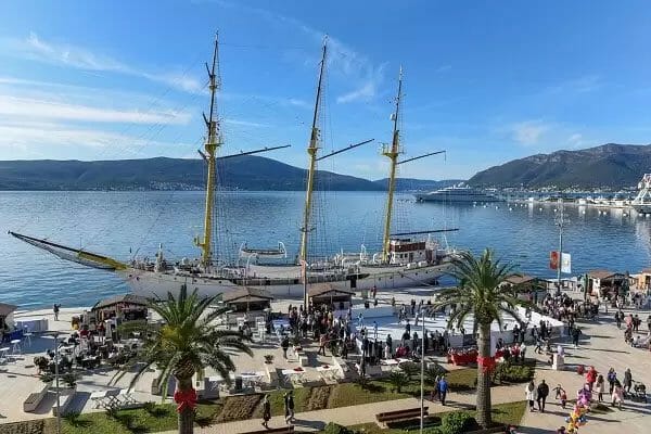 Glice synthetische schaatsbaan op droomlocatie in Tivat, Montenegro