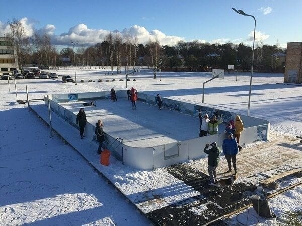 Glice® synthetische Eisbahn an Gymnasium im lettischen Adazi