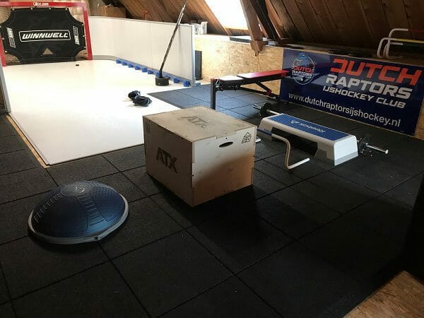 Eishockey auf dem Dachboden – synthetische Eisplatten von Glice für zu Hause