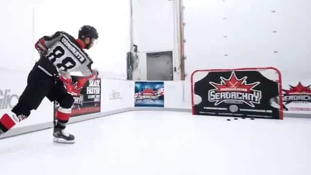 Kouč bruslení a hokejových dovedností Steve Serdachny z NHL používá Glice v Center of Excellence