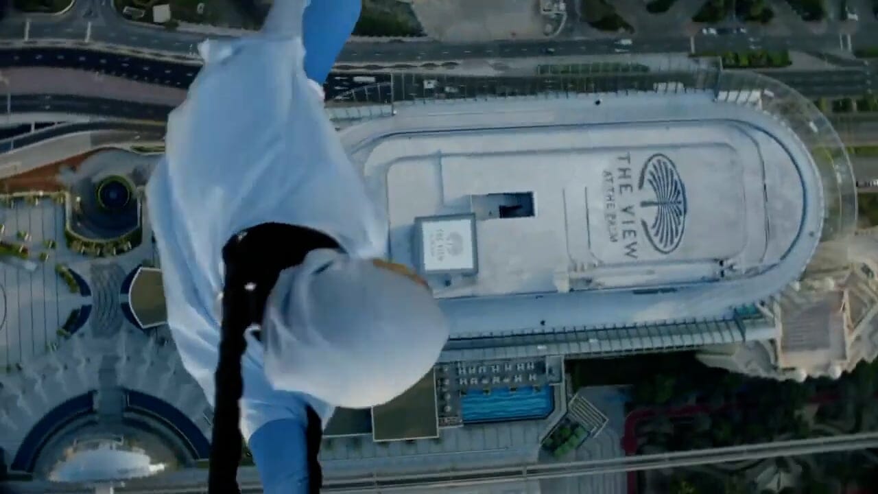 Kunstschaatser springt uit helikopter boven Dubai naar de hoogste schaatsbaan ter wereld