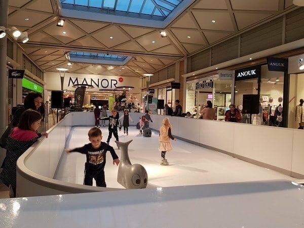 Shopping, Pattinaggio, Tempo Libero: Pista in Ghiaccio Sintetico Glice® al Manor Mall in Svizzera