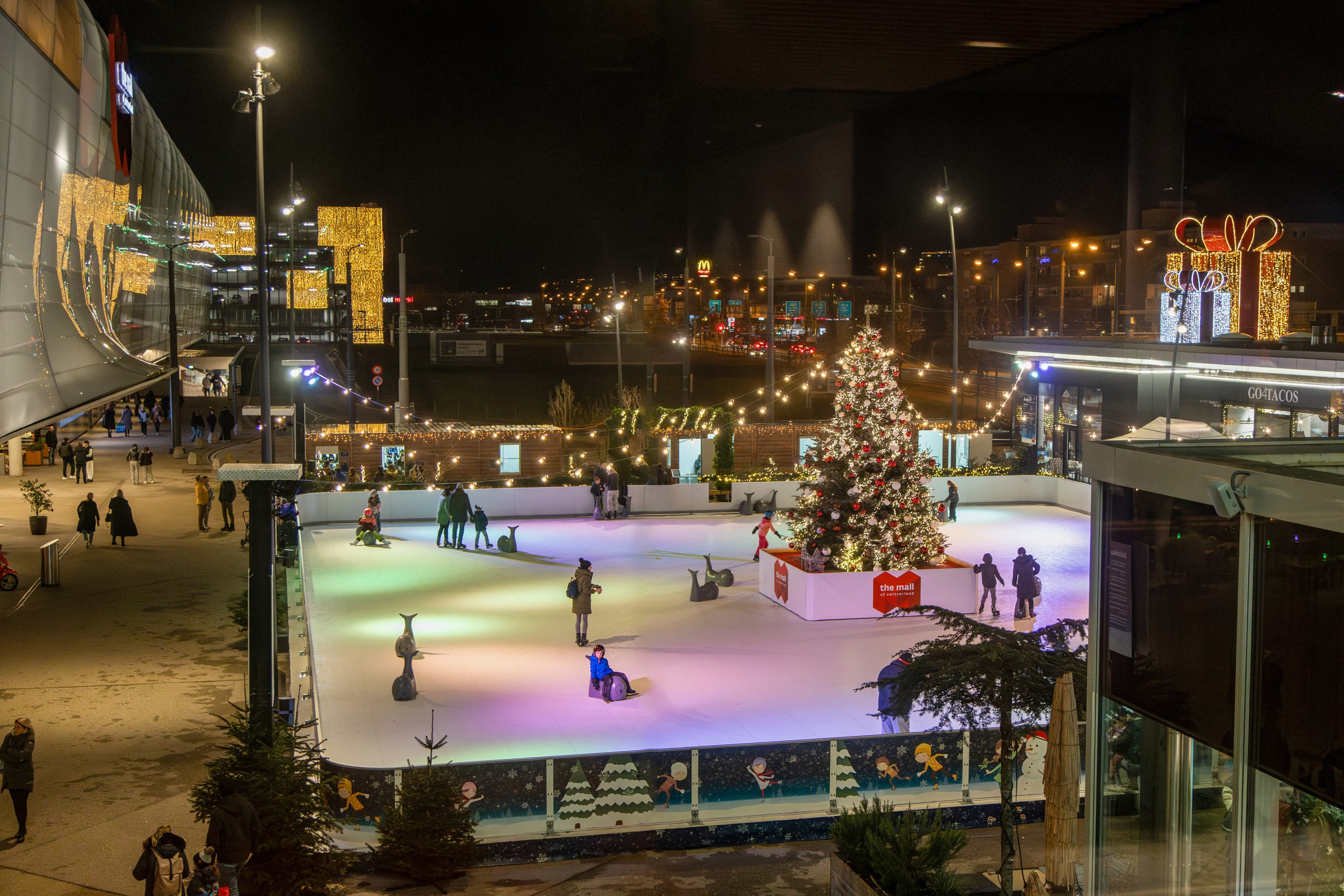 A Skating Spectacle Draws Crowds and Cheers at the Mall of Switzerland