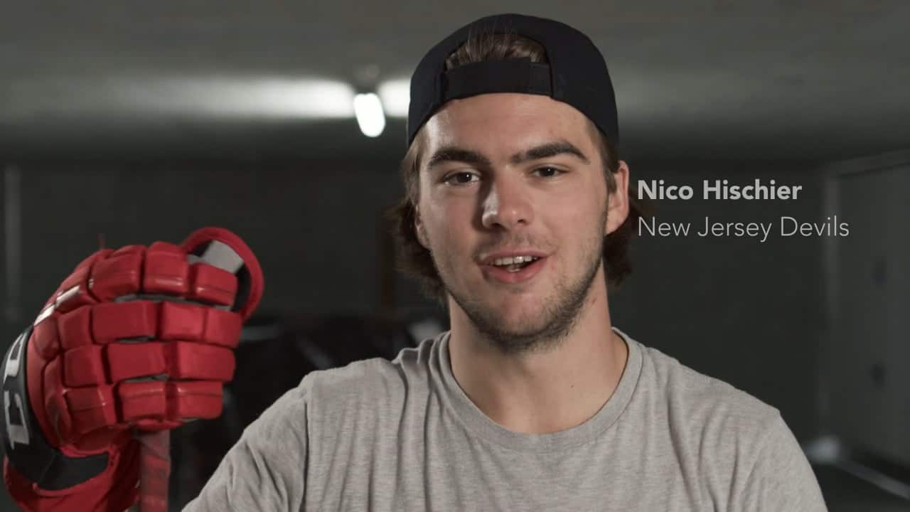 NHL Star Nico Hischier trainiert auf synthetischem Eis von Glice