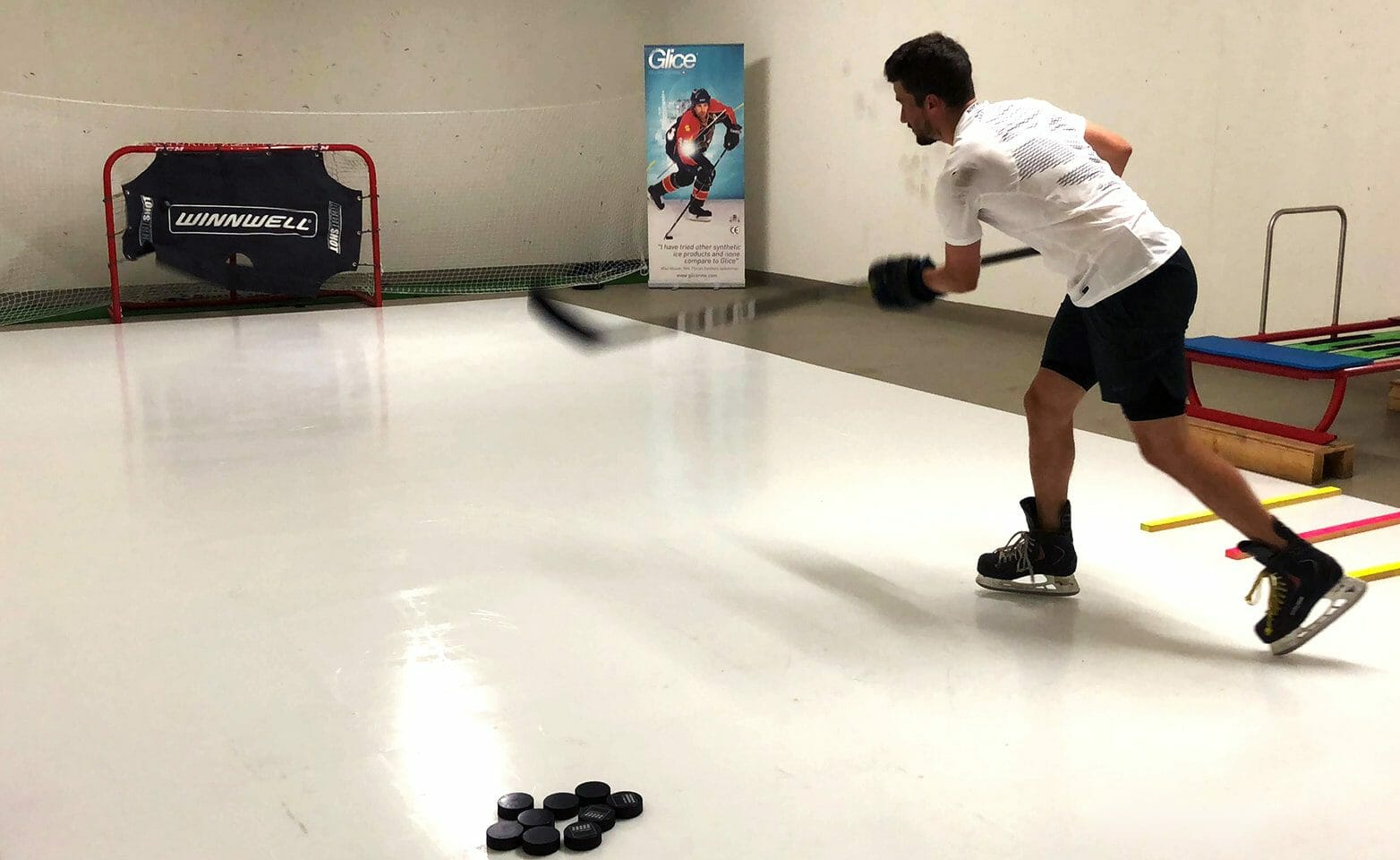 La estrella de la NHL Roman Josi practica en nuestro hielo artificial