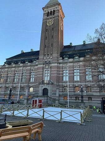 Schwedische Stadt macht Glice Bahn aus Synthetikeis zum Zentrum ihres Wintervergnügens