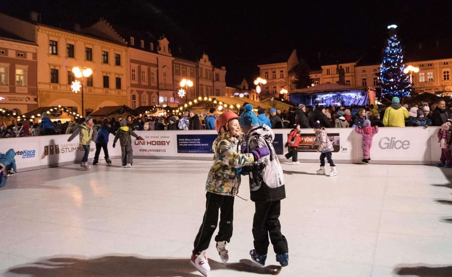 Kunstijsbaan op kerstmarkt