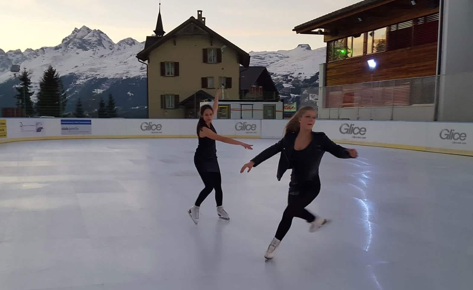 Profesyonel artistik patinajcı Sarah Meier Glice'da