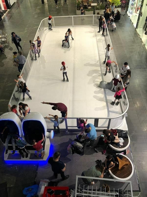 Eislaufspaß auf Glice® synthetischer Eisbahn in israelischer Mall