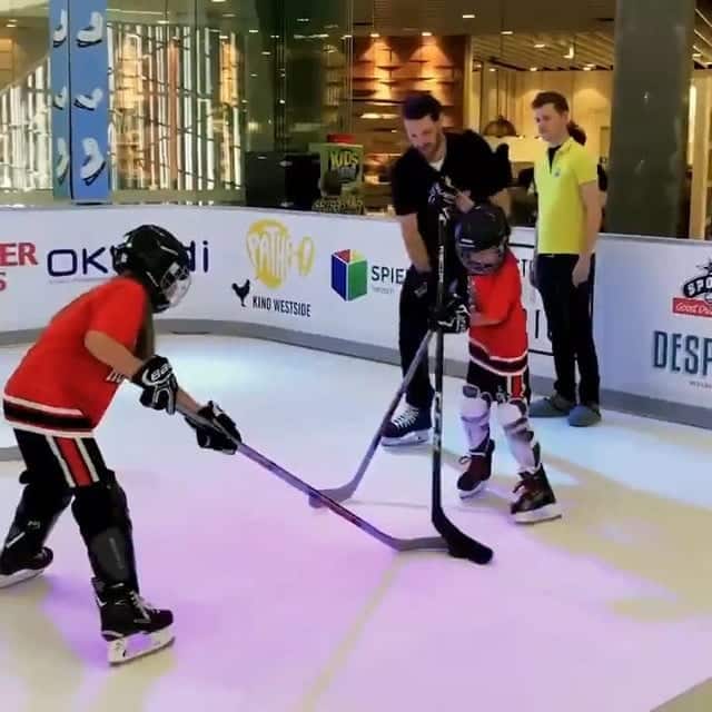 Hockey sur glace en centre commercial : le Hockey Club de Berne en visite à la patinoire synthétique Glice au Westside Mall en Suisse.