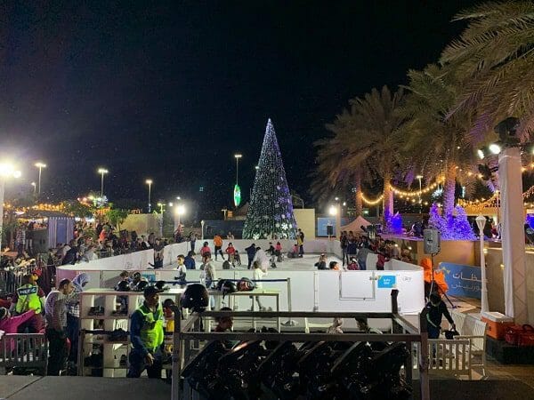 Eislaufen unter Palmen – synthetisches Weihnachts-Eisfeld in Abu Dhabi