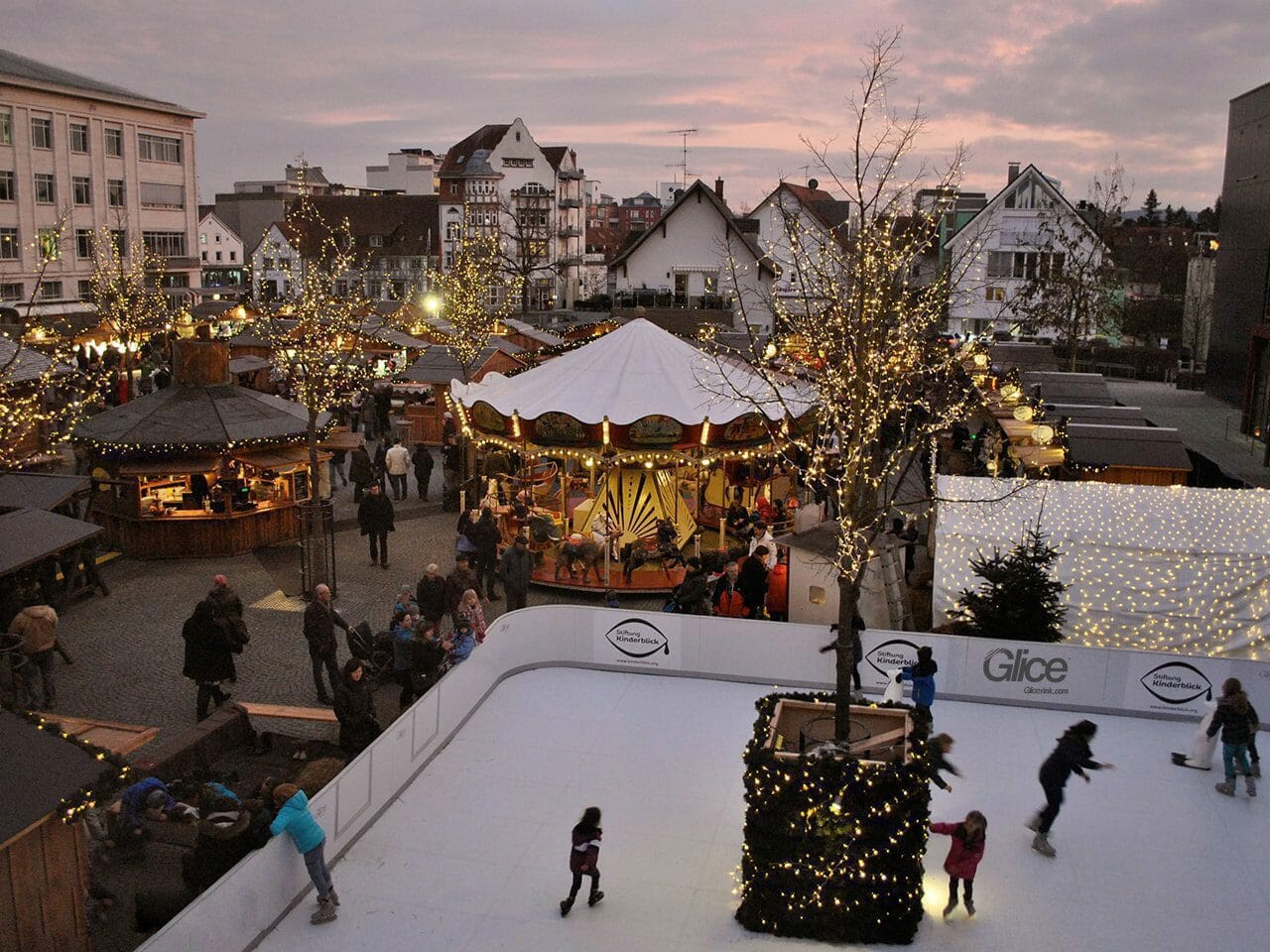 Glice auf einem Weihnachtsmarkt in Deutschland