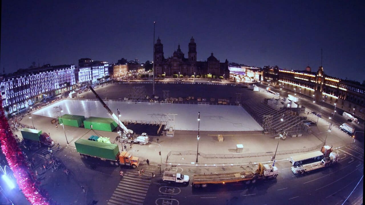 Time-lapse of the World’s Largest Ice Rink Installation in Mexico