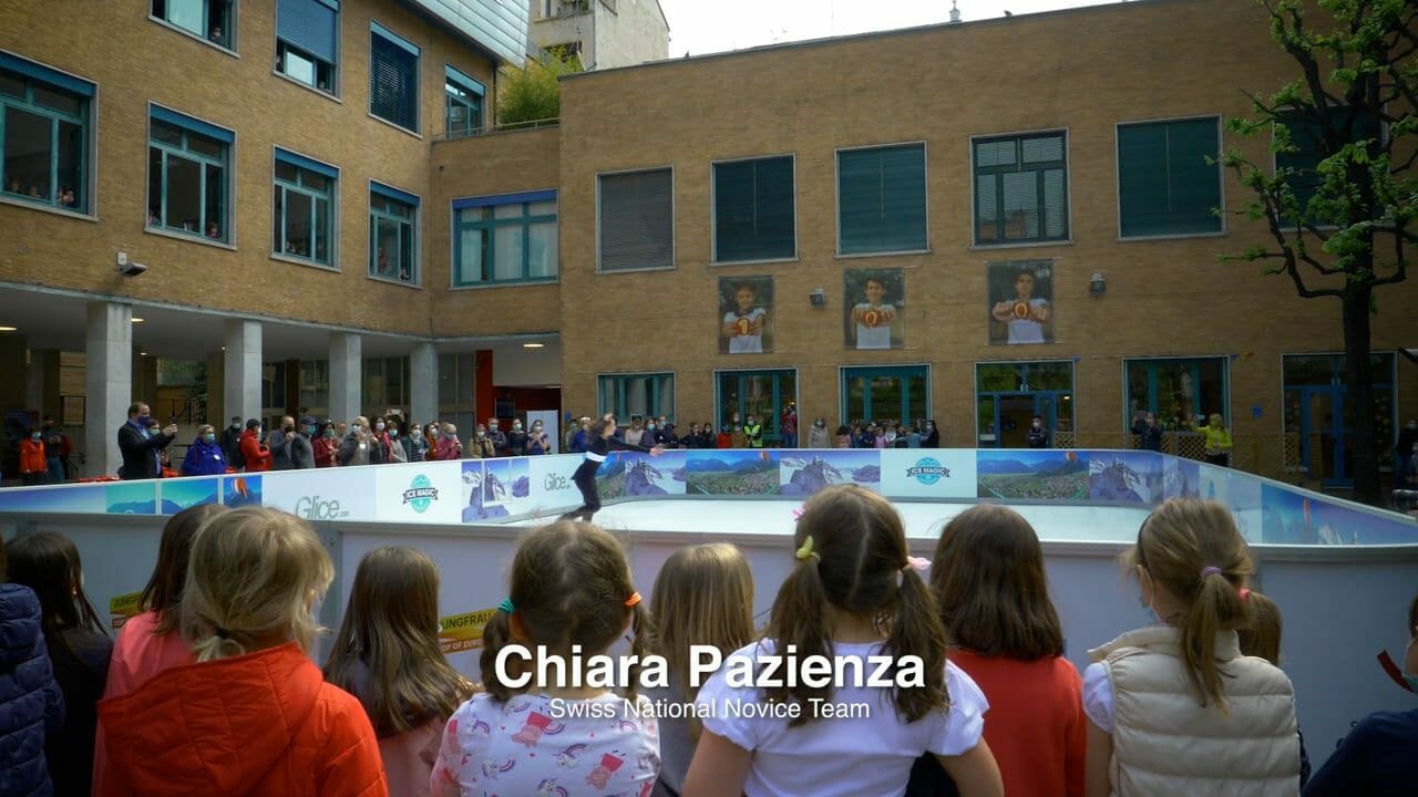 Tutti gli occhi putati sulla Pista di Ghiaccio Sintetico Glice alla Scuola Svizzera di Milano