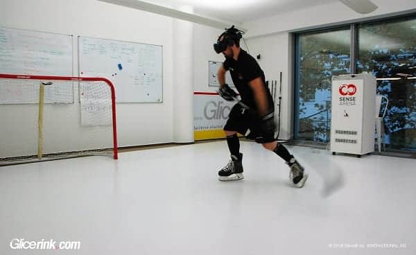 Virtual Reality Eishockey Training mit Sense Arena auf Glice® Kunsteisbahn in Prag