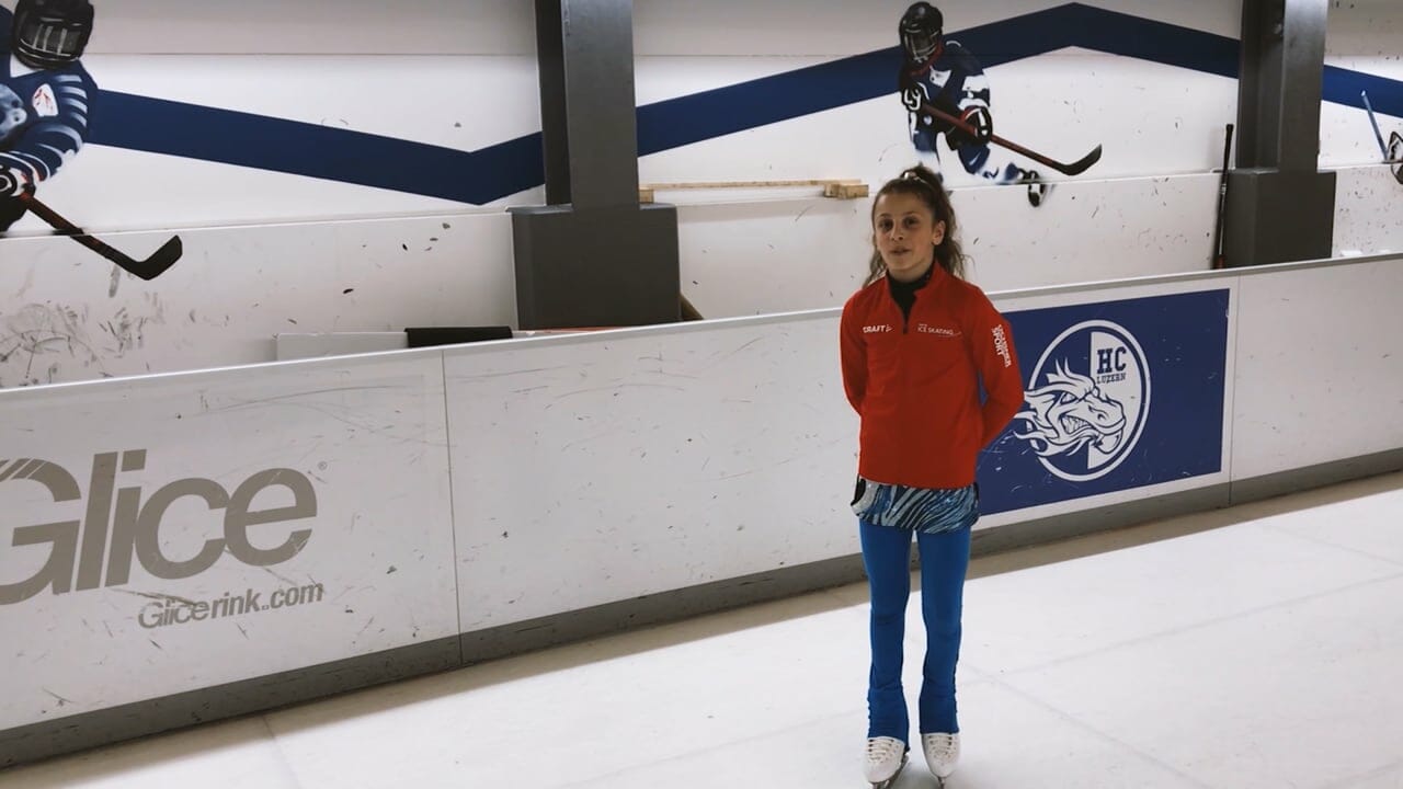 Wschodząca gwiazda szwajcarskiego łyżwiarstwa figurowego – Leandra testuje syntetyczny lód Glice