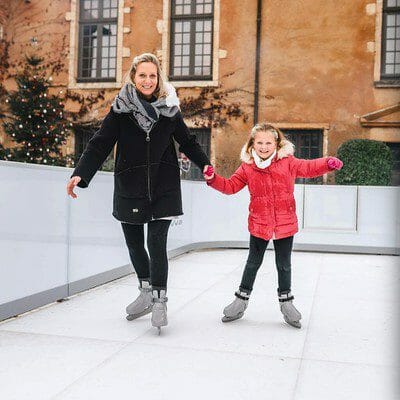 Madre e hija patinando sobre hielo