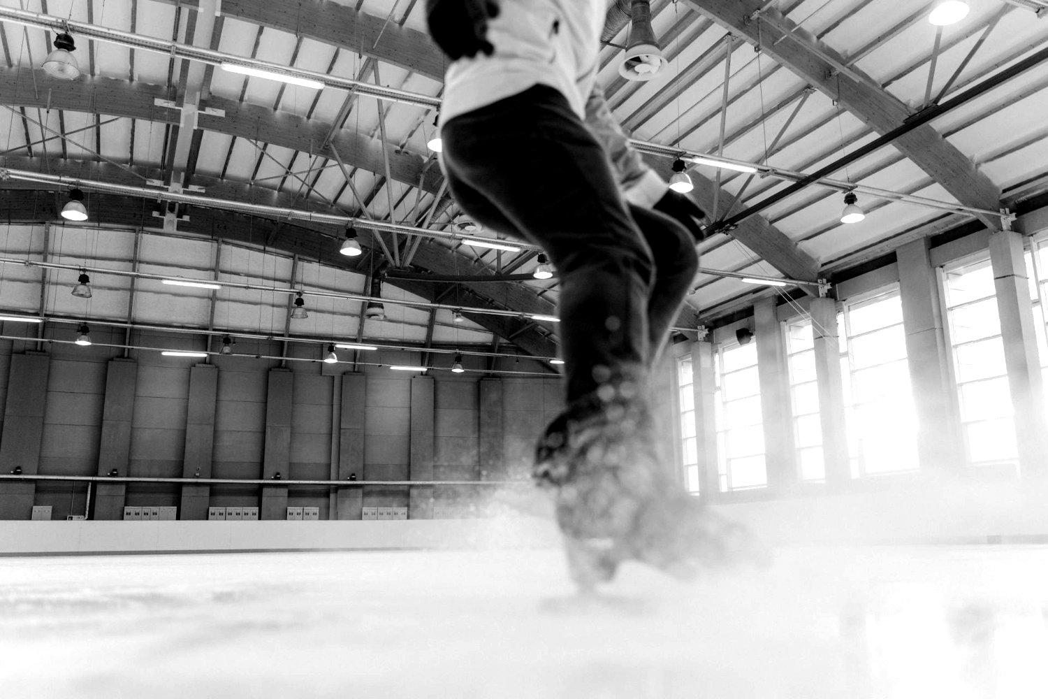 Ice skater using the one-foot snowplow stop technique