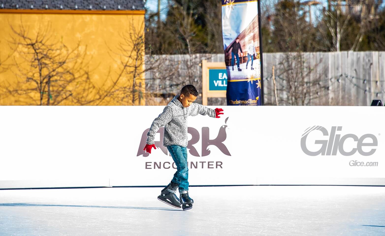 Junge beim Eislaufen auf Eisbahn in den USA