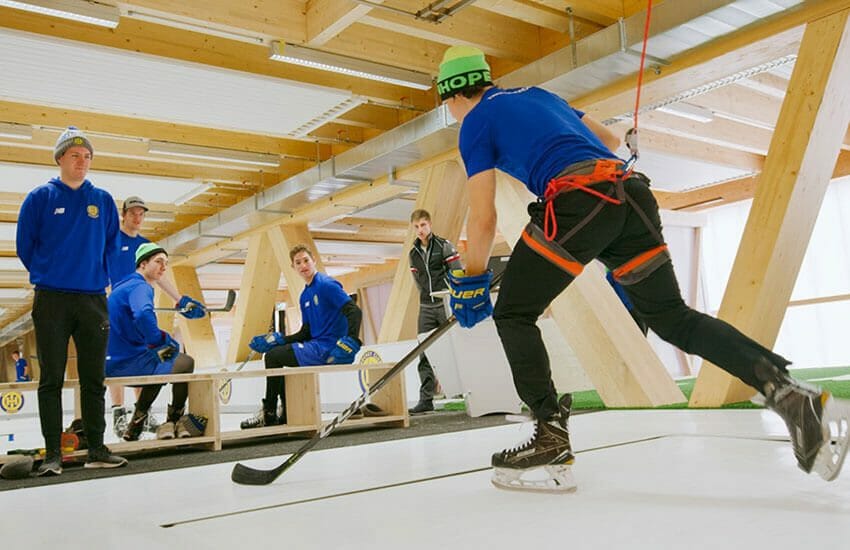 IJshockeyspeler op skatemill