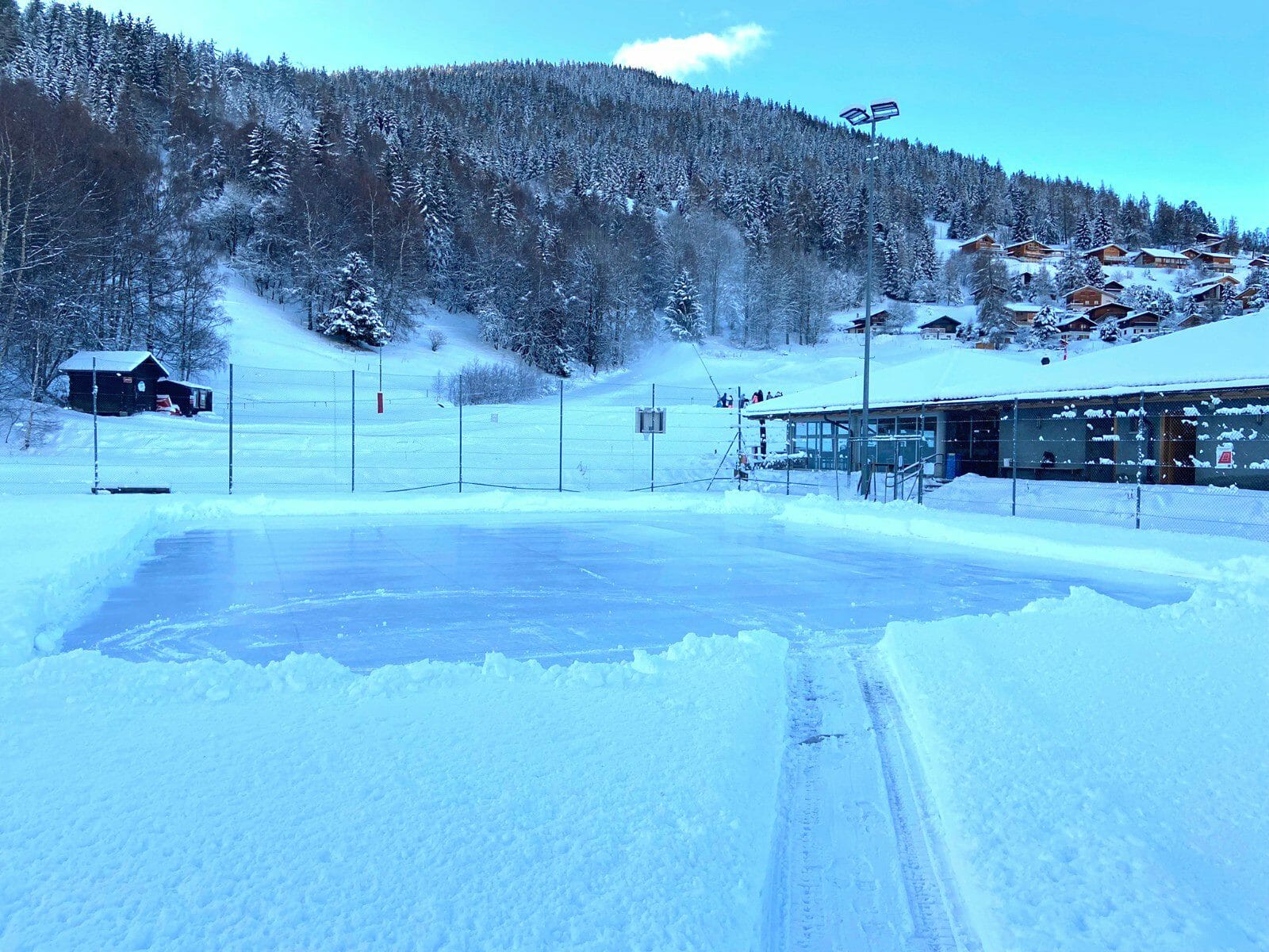 Instandhaltung von Eisbahnen mit Schnee 