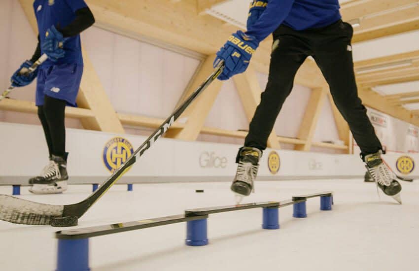 Giocatore di hockey su ghiaccio che esegue uno stickhandling