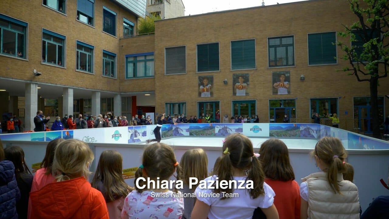 밀라노의 스위스 학교에 설치된 Glice 인공 아이스 링크에 쏠린 시선